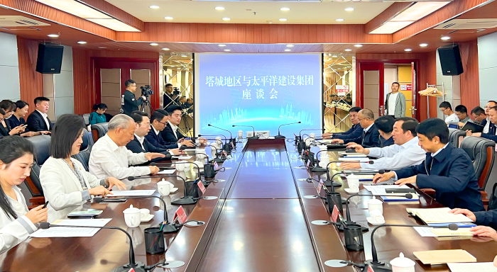 天天盈球下载理事長同新疆塔城地委副書記、行署專員阿依丁會談 1.png