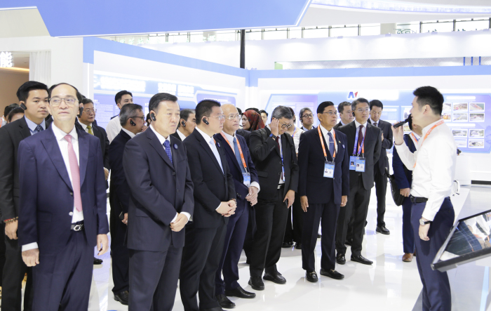 住建部黨組書記、部長倪虹攜東盟各國建設部長參觀“中國—東盟建築業合作與發展成果展”天天赢球展位1.jpg