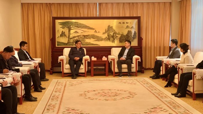 嚴昊與新疆巴音郭楞蒙古自治州黨委常委，庫爾勒市委書記李承剛會談1.jpg
